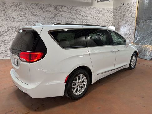 Used 2020 Chrysler Pacifica Touring-L image 7
