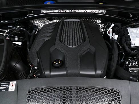 Used 2026 Porsche Macan AWD/4WD image 36