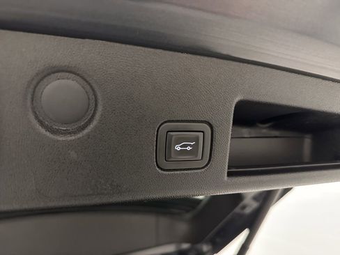 Used 2022 Chevrolet Equinox LT w/ Driver Convenience Package image 8