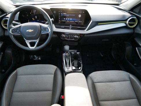 Used 2024 Chevrolet Trax LT w/ Sunroof Package image 12