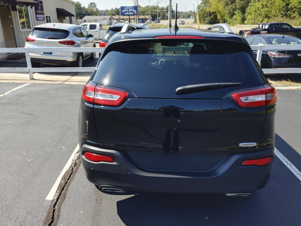 Used 2018 Jeep Cherokee Latitude w/ Safety Group FWD image 4