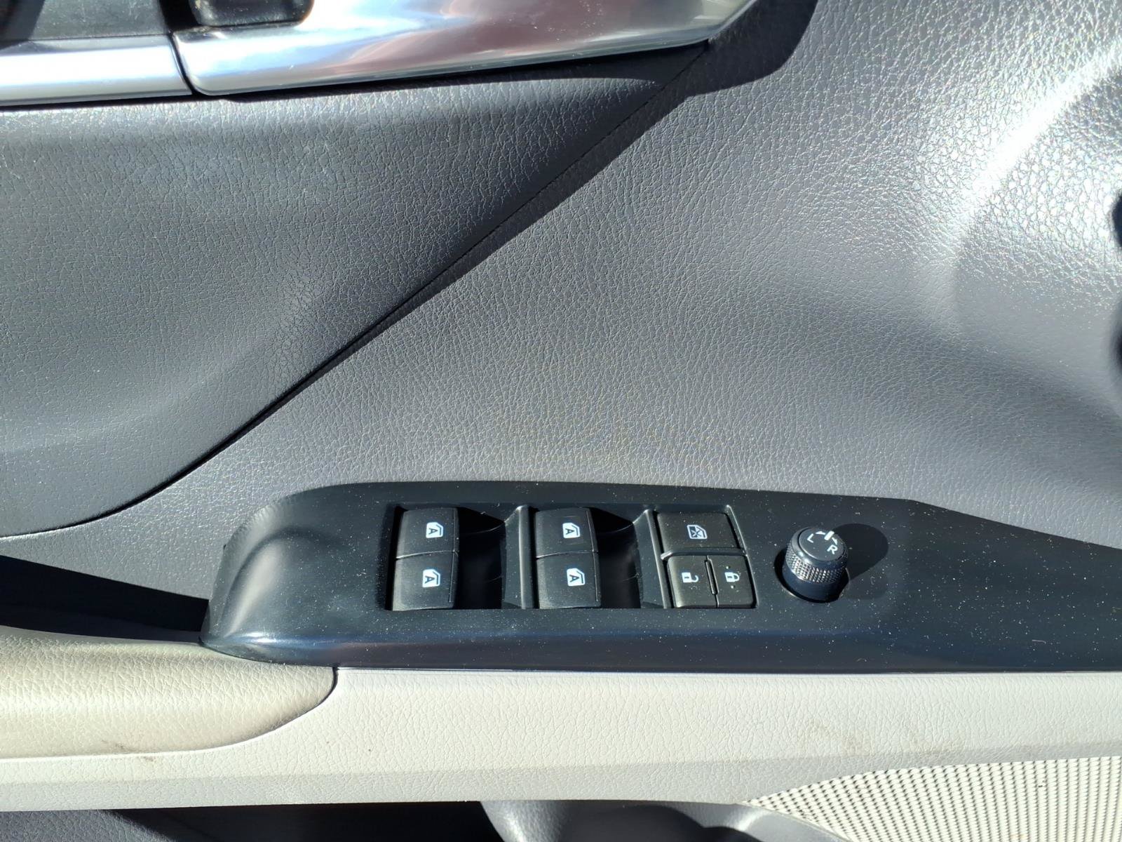 Used 2020 Toyota Camry SE FWD image 18