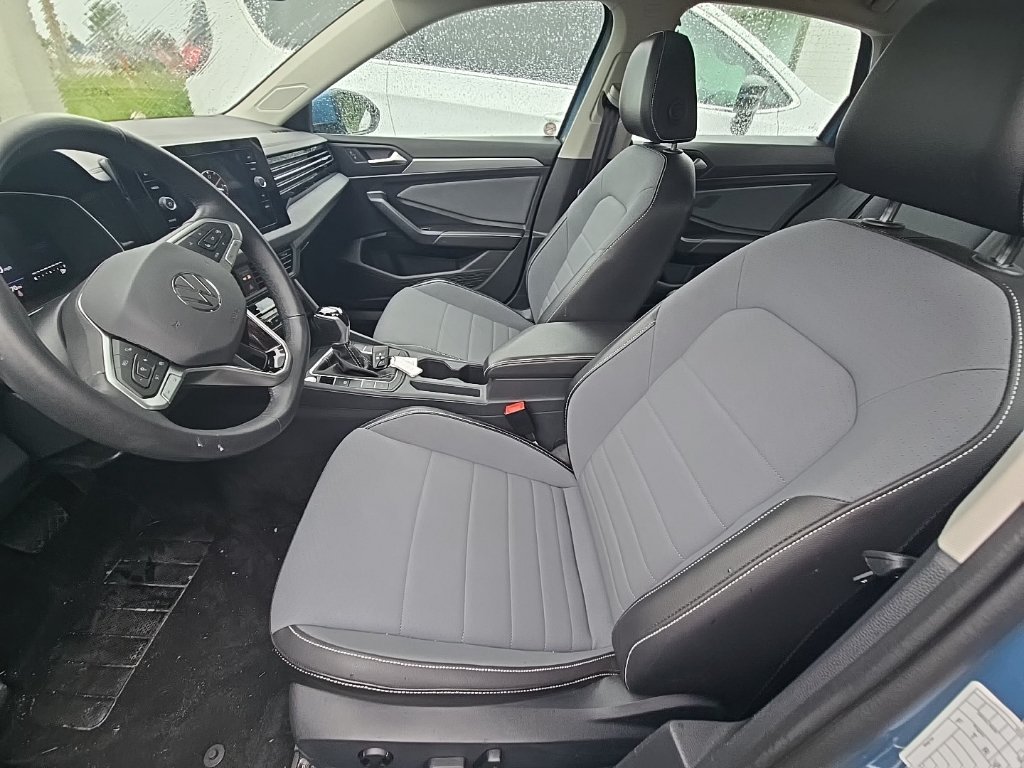 Used 2026 Volkswagen Jetta SE FWD image 4