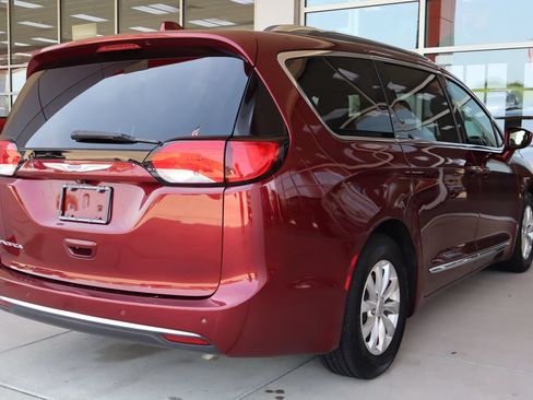 Used 2018 Chrysler Pacifica Touring-L w/ Premium Audio Group FWD image 12