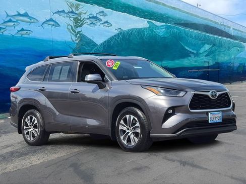 Used 2021 Toyota Highlander XLE FWD image 1