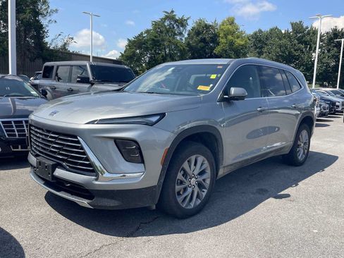 Used 2025 Buick Enclave Preferred AWD/4WD image 2