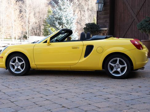 Used 2001 Toyota MR2 RWD image 15