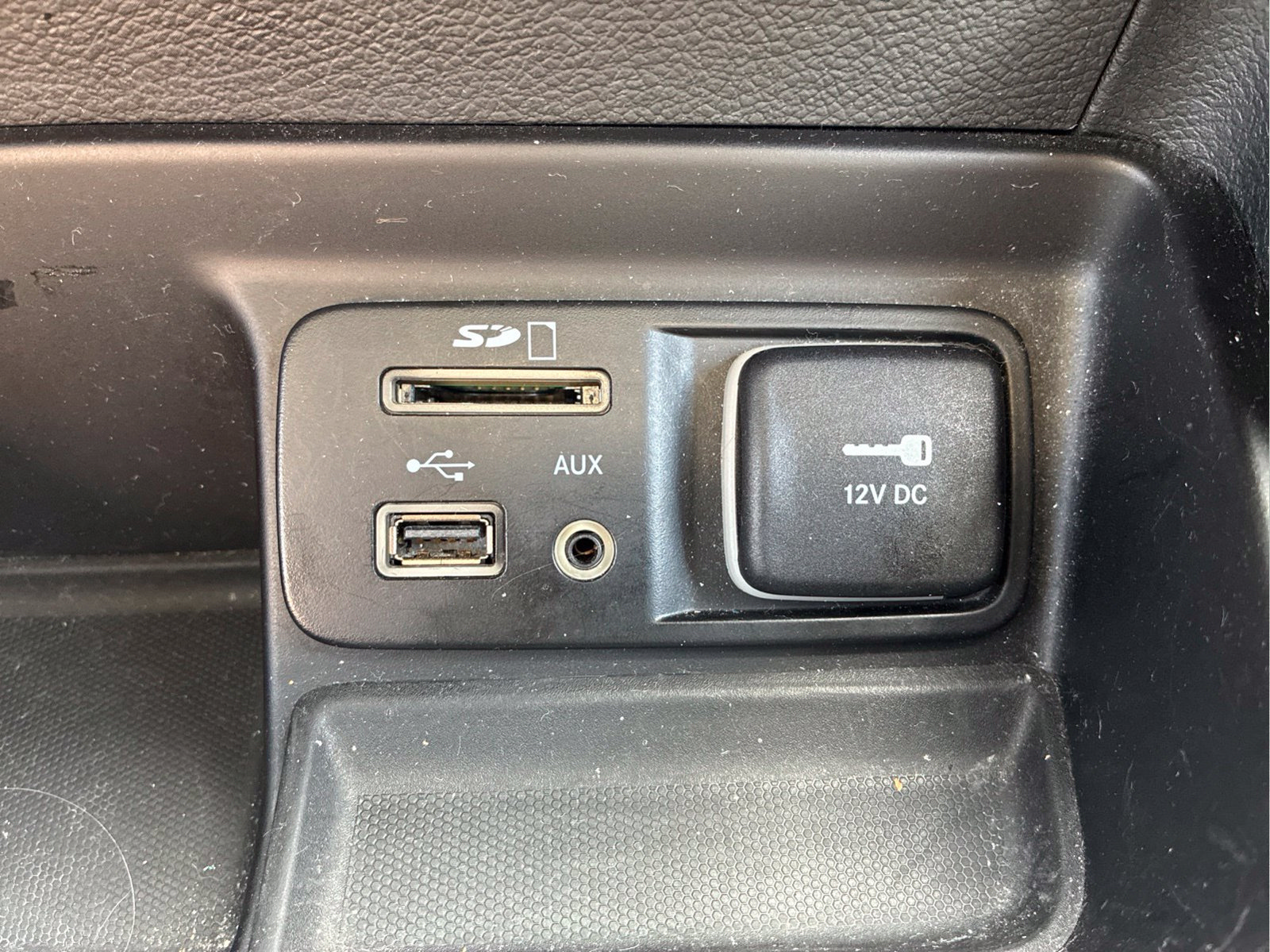 Certified 2017 Jeep Cherokee Latitude w/ Comfort/Convenience Group FWD image 28