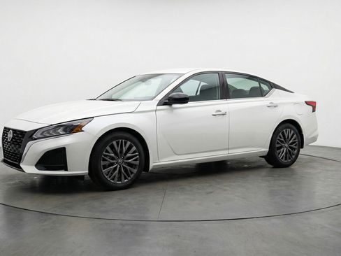 Used 2025 Nissan Altima 2.5 SV FWD image 3