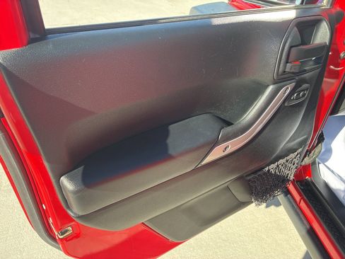 Used 2018 Jeep Wrangler Unlimited Rubicon w/ Connectivity Group image 16