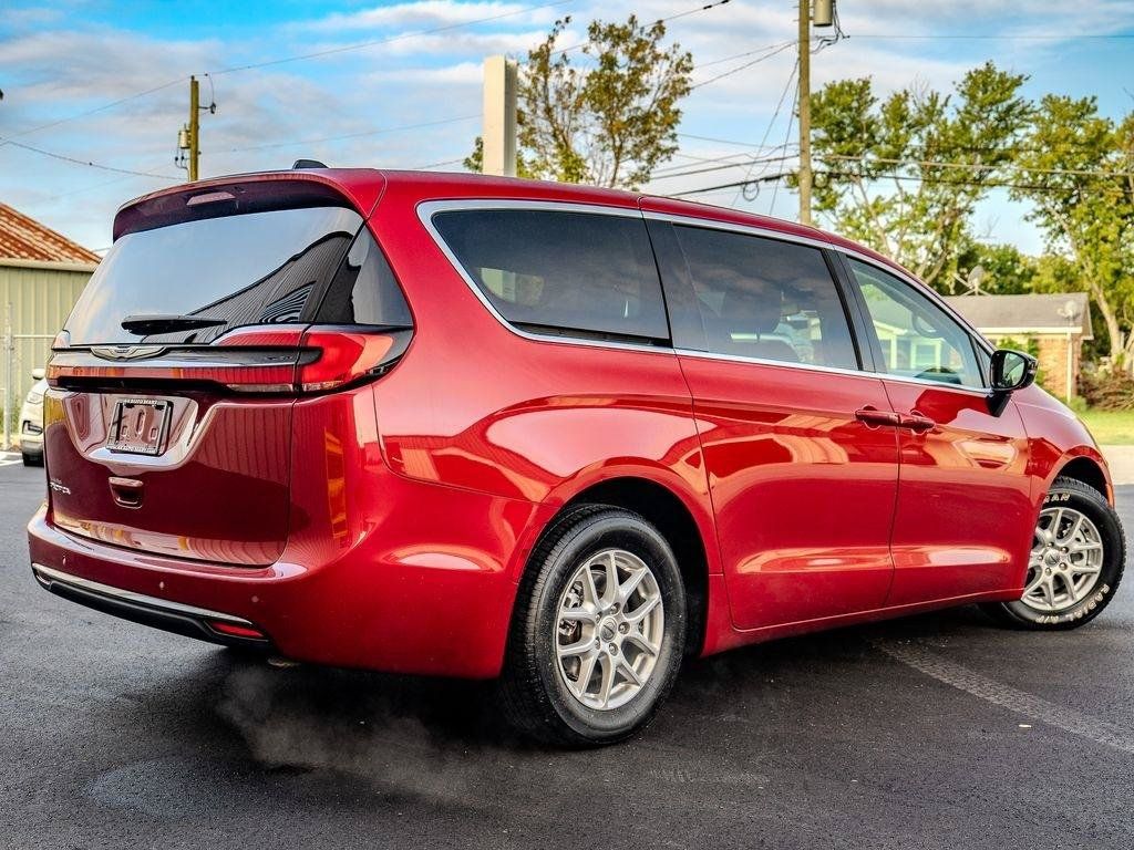 Used 2024 Chrysler Pacifica Touring-L FWD image 7