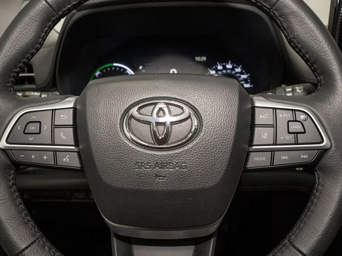 Used 2025 Toyota Sienna XLE image 21