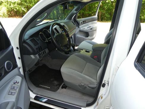 Used 2010 Toyota Tacoma PreRunner RWD image 4