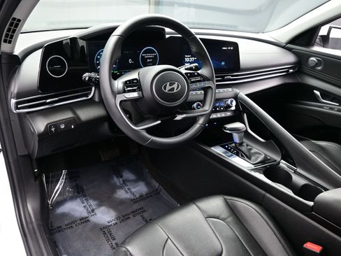 Certified 2025 Hyundai Elantra Limited image 13