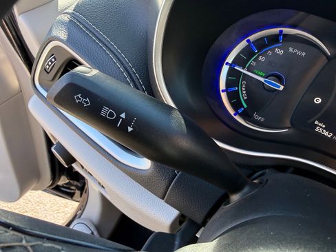 Used 2023 Chrysler Pacifica Touring-L image 33