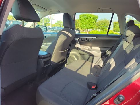Used 2020 Toyota RAV4 LE FWD image 18