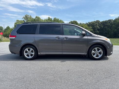 Used 2012 Toyota Sienna LE FWD image 6