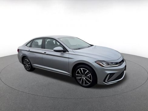 Used 2025 Volkswagen Jetta SE image 2