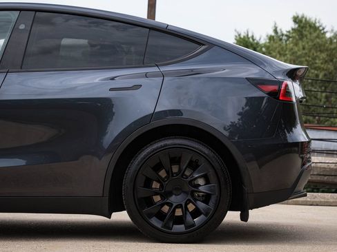 Used 2024 Tesla Model Y Long Range AWD/4WD image 4