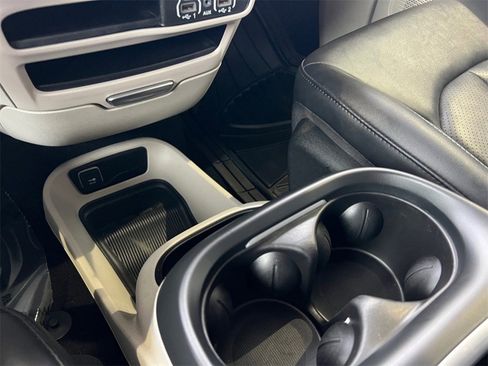 Used 2024 Chrysler Pacifica Select image 36