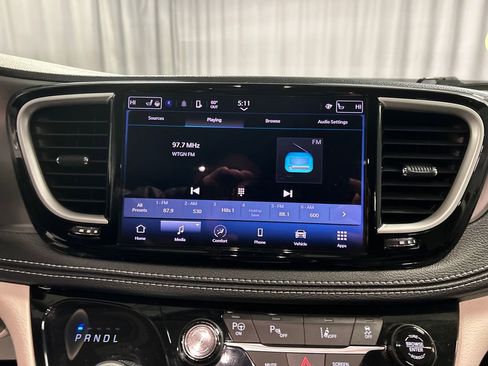 Used 2023 Chrysler Pacifica Touring-L image 16