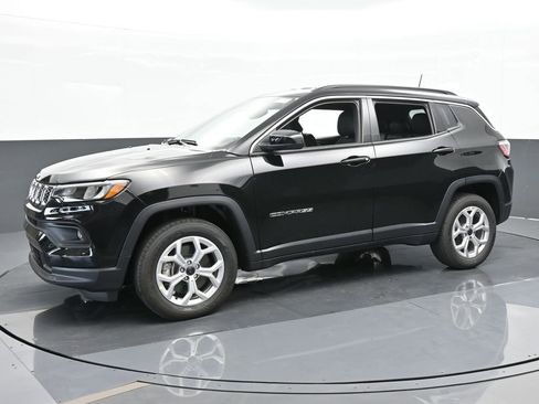 Used 2025 Jeep Compass Latitude image 2