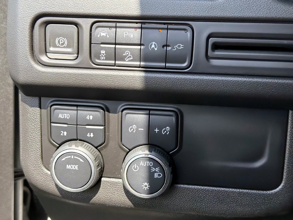 Used 2022 Chevrolet Suburban Premier AWD/4WD image 28
