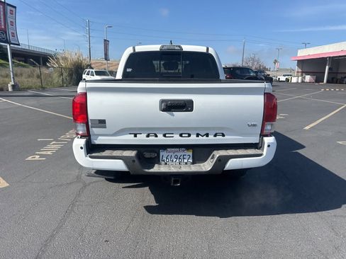 Used 2017 Toyota Tacoma TRD Sport image 6