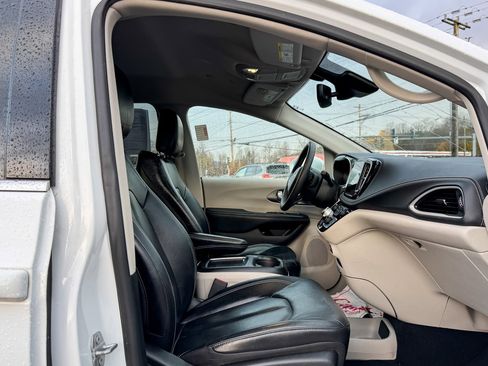 Used 2022 Chrysler Pacifica Touring-L image 9