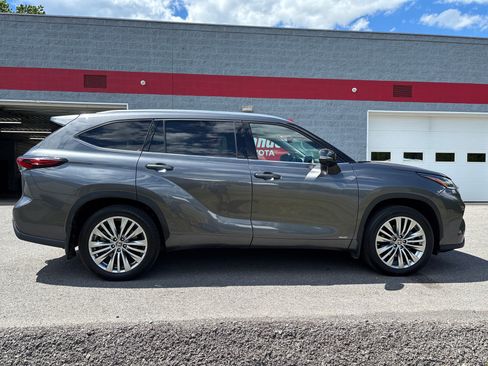 Used 2024 Toyota Highlander Platinum AWD/4WD image 2