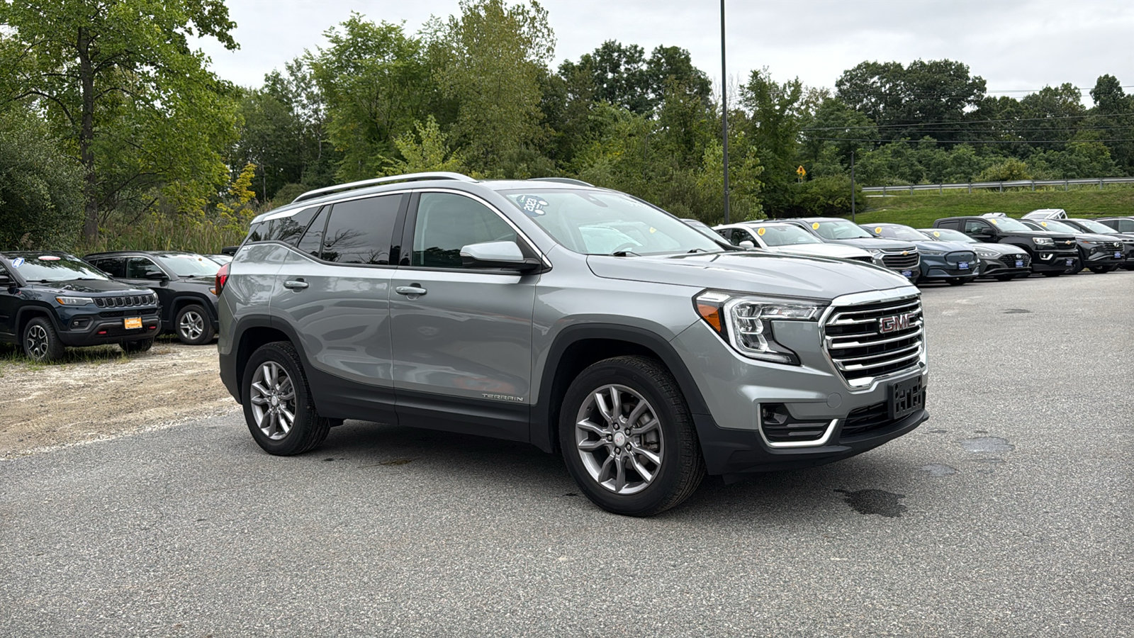 Used 2023 GMC Terrain SLT AWD/4WD image 2