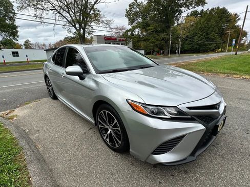 Used 2018 Toyota Camry SE image 3