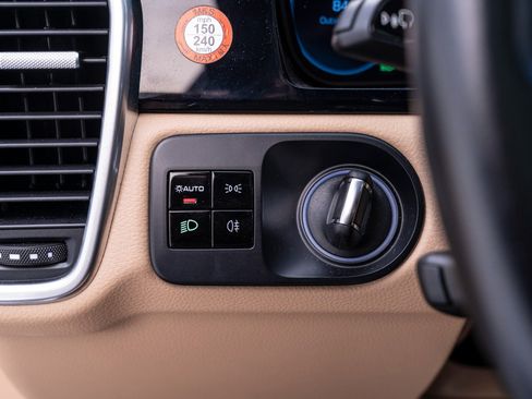 Used 2021 Porsche Cayenne Coupe image 28