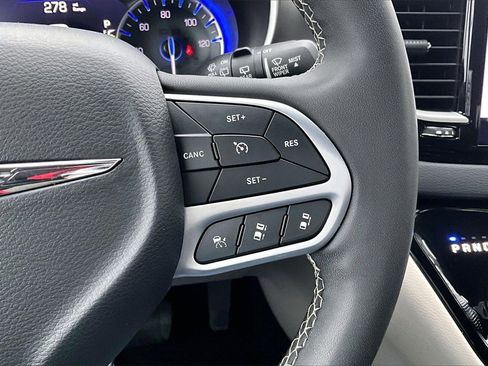 Used 2023 Chrysler Pacifica Touring-L image 19