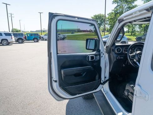 Used 2019 Jeep Wrangler Unlimited Sahara AWD/4WD image 13