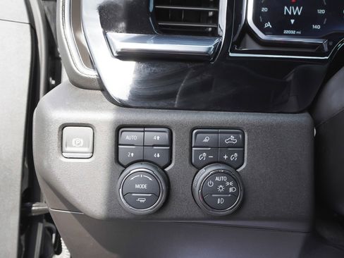 Used 2025 Chevrolet Silverado 1500 High Country w/ Z71 Off-Road Package AWD/4WD image 17