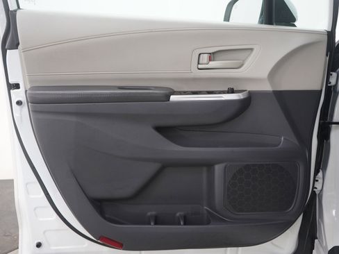 Used 2022 Toyota Sienna LE image 19