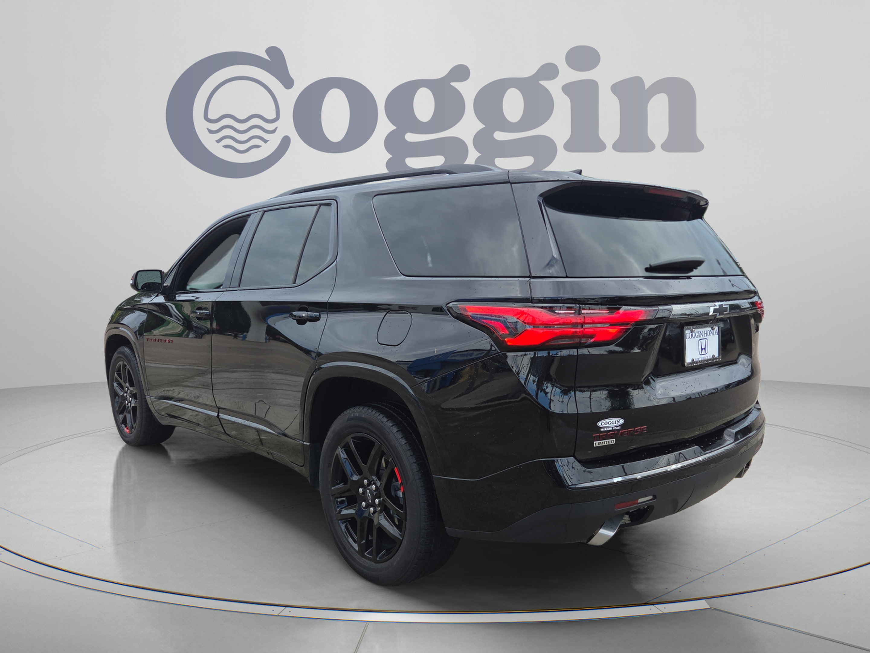 Used 2024 Chevrolet Traverse Premier w/ Redline Edition FWD image 3