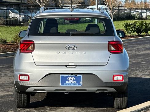 Used 2026 Hyundai Venue SEL FWD image 4