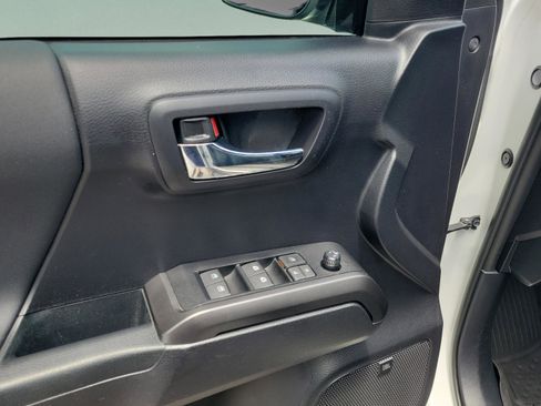 Used 2020 Toyota Tacoma TRD Sport w/ TRD Premium Sport Package AWD/4WD image 15
