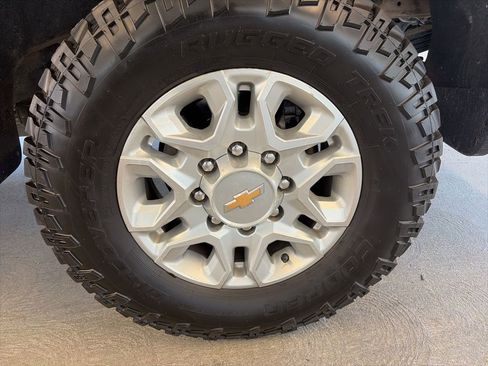 Used 2024 Chevrolet Silverado 2500 LT image 9