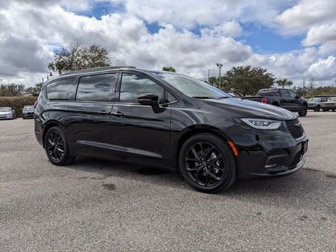 Used 2025 Chrysler Pacifica Limited image 2