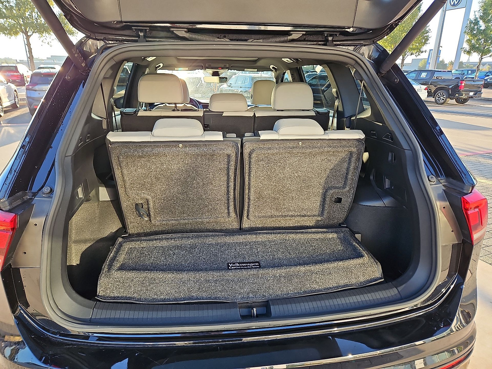 Certified 2024 Volkswagen Tiguan SE R-Line w/ MDO Package, Three-Row FWD image 12