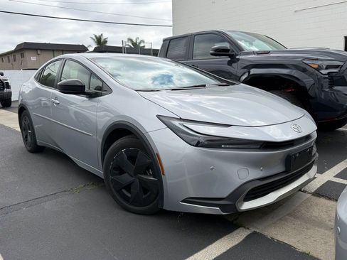 Used 2024 Toyota Prius Prime SE image 3