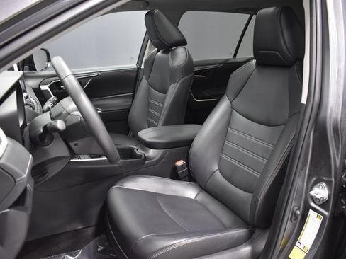 Used 2023 Toyota RAV4 XLE Premium image 5