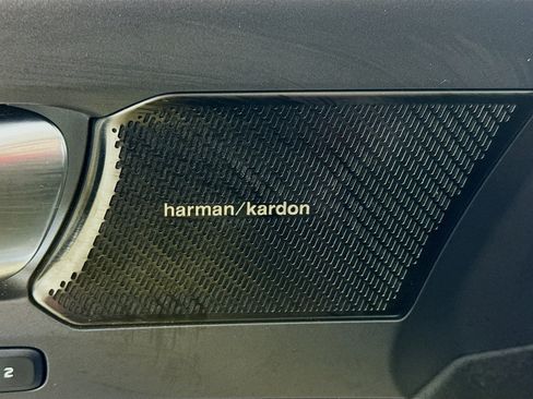 Used 2022 Volvo XC40 P8 Recharge Ultimate image 4