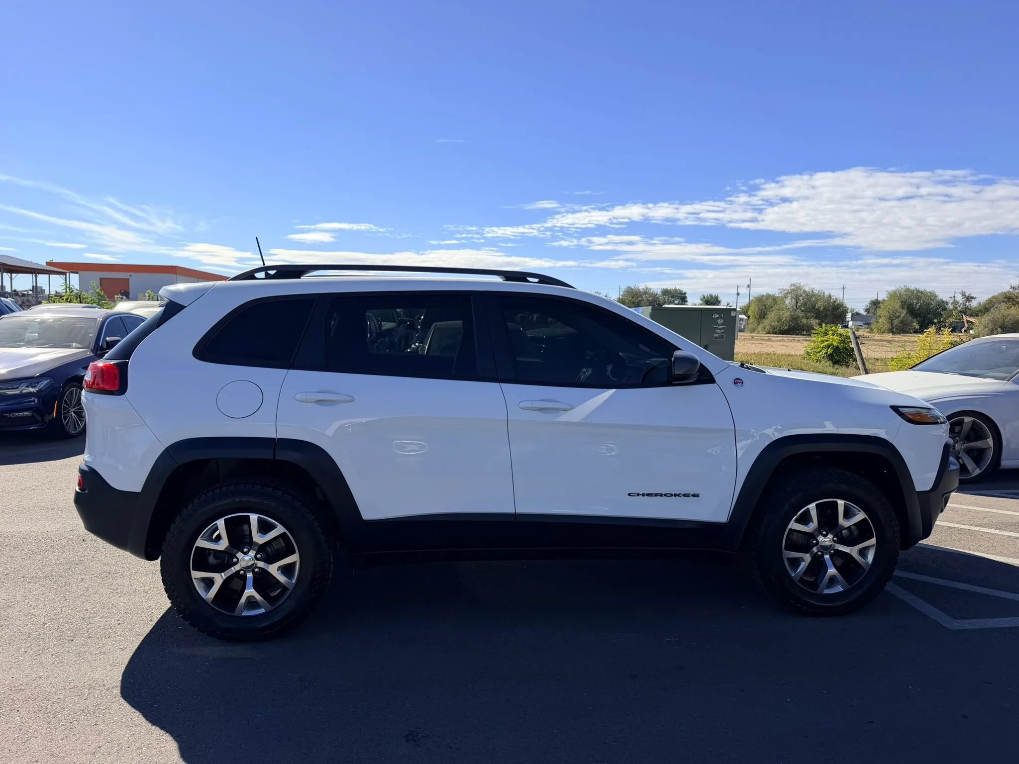 Used 2016 Jeep Cherokee Trailhawk AWD/4WD image 7