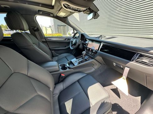 Used 2026 Porsche Macan AWD/4WD image 40