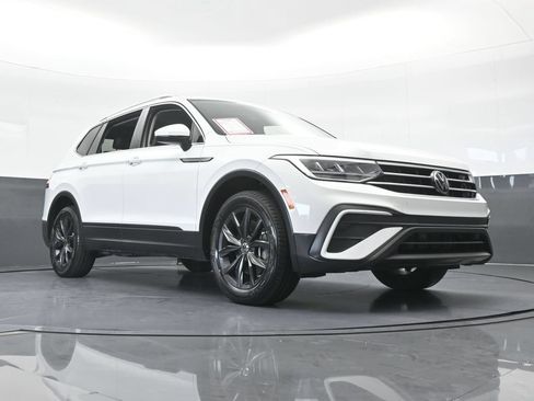 Used 2024 Volkswagen Tiguan SE FWD image 60