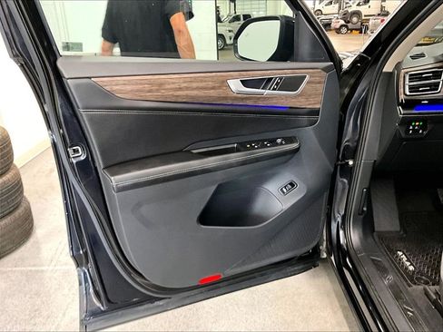 Used 2024 Volkswagen Atlas SEL AWD/4WD image 9